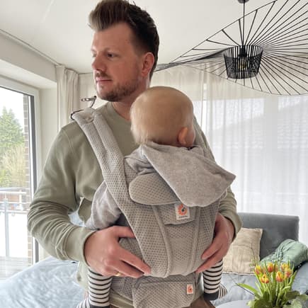 Die neue Babytrage "Omni Deluxe" aus Meshgewebe von Ergobaby erhält im Test volle Punktzahl.