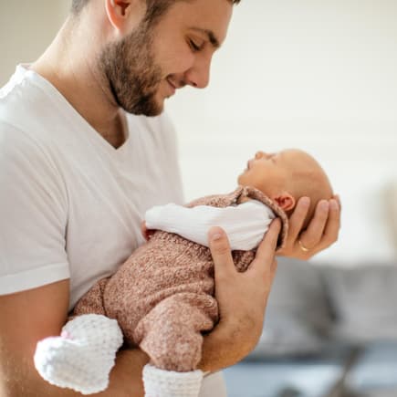 Papa beruhigt sein Baby.