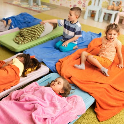 Kinder, die in der Kita schlafen. 