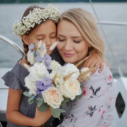 Ein Mädchen schenkt seiner Mutter Blumen zum Muttertag. 