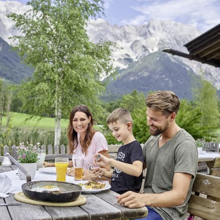 Familie in Tirol am Mieminger Plateau.