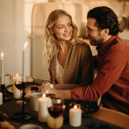 Für einen romantischen Abend zu zweit sollte man sich bewusst Zeit nehmen. Romantischer Abend zu zweit.