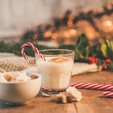 In der Adventszeit ist überhöhter Zuckerkonsum vorprogrammiert. Adventsdeko mit Leckereien.