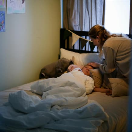 Mutter mit fiebrigem Kind.