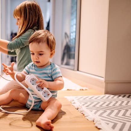 Spätestens wenn Babys mobil werden, müssen alle Steckdosen, Schränke etc. gesichert werden.