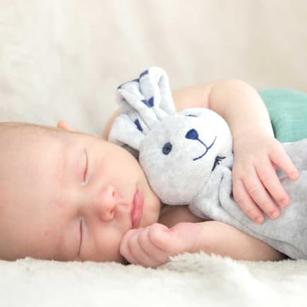 Schlafendes Baby mit Schnuffeltuch.