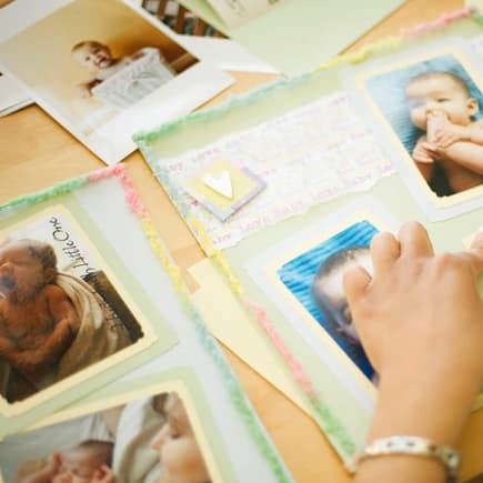 Ob eingeklebt in Alben oder aufbewahrt in einer Erinnerungsbox: Babyfotos brauchen einen sicheren Ort. 
