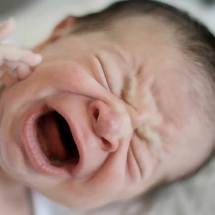 Baby schreit aus voller Kehle.