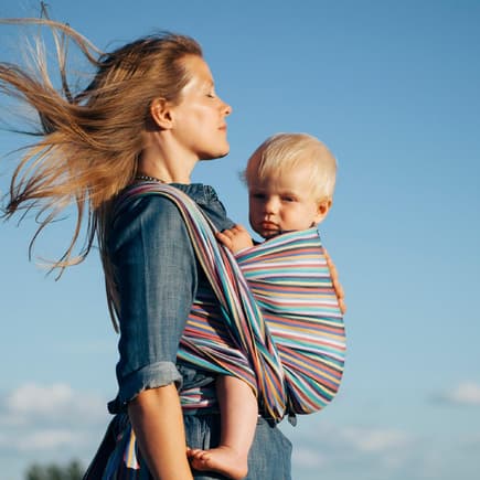 Ein paar Dinge gilt es zu beachten, bevor es mit dem Baby im Tragetuch entspannt wird.
