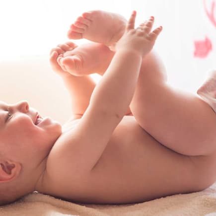 Baby wird beim Wickeln mit dem Feuchttuch abgewischt.