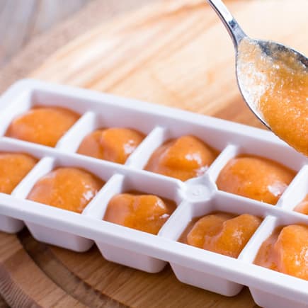 In Eiswürfelbehältern kann man Babybrei prima einfrieren.