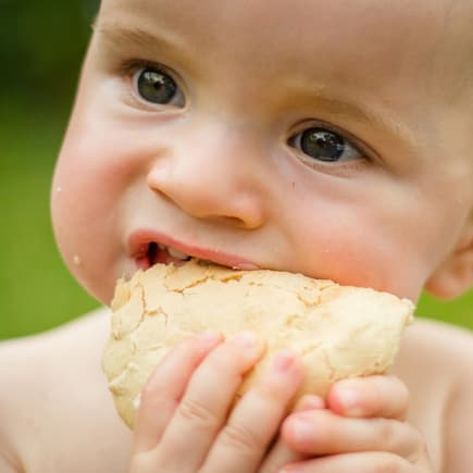 An Brot oder Keksen kann das Kleine nun schon alleine knabbern.