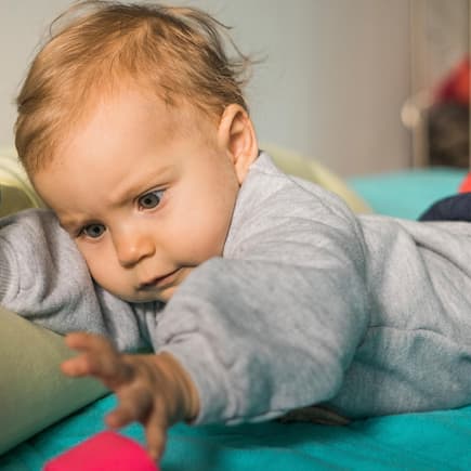 Spielzeug in unmittelbarer Nähe ist vor eurem Baby nicht mehr sicher.