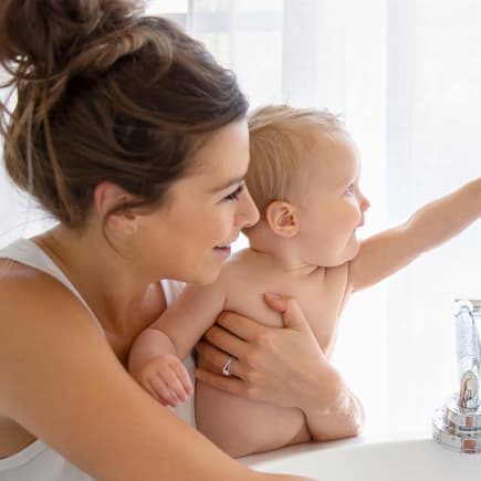 Euer Baby wird ab dem 8. Monat alles erforschen und entdecken wollen.