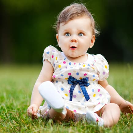 Uh, das fühlt sich aber komisch an, scheint dieses Baby zu denken. 