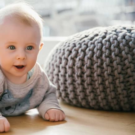 Für die Entwicklung der Nackenmuskulatur und die Kopfkontrolle ist es notwendig, dass Babys Zeit in der Bauchlage verbringen.