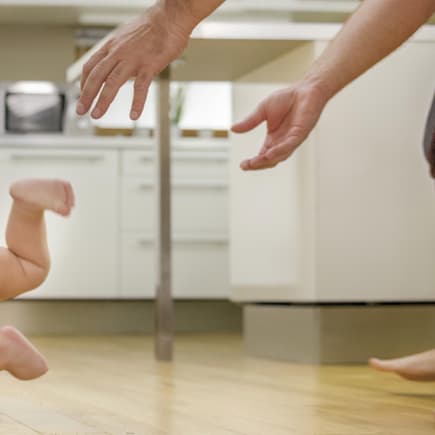 Um das Fallen zu lernen, müssen Eltern ihre Babys auch mal "machen lassen"  – natürlich im sicheren Rahmen.