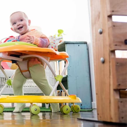 Babys mögen die vermeintliche Freiheit in ihrem "Gehfrei"-Mobil vielleicht, aber sie zahlen dafür auch oft einen hohen Preis ... 