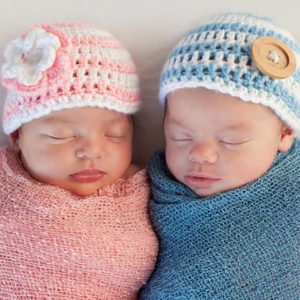 Zwillingsbabys schlafen nebeneinander.