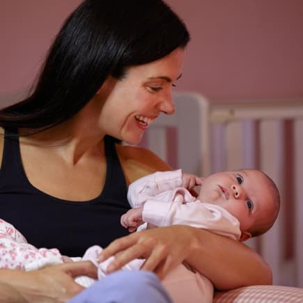 Das Leben mit zwei Babys kann Zwillingsmütter ganz schön herausfordern.