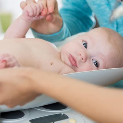Das Idealgewicht eines Babys lässt sich leicht berechnen: 100 Gramm pro Zentimeter.
