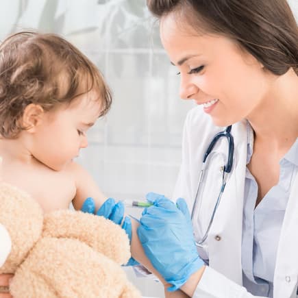 Eine Impfung gibt es, wenn erwünscht, am Ende der U6 auch – gegen Masern, Mumps, Röteln und Windpocken.