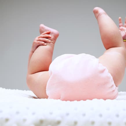 Warum "breit wickeln" sinnvoll für einige Babys sein kann, erklären wir euch im folgenden Artikel. 