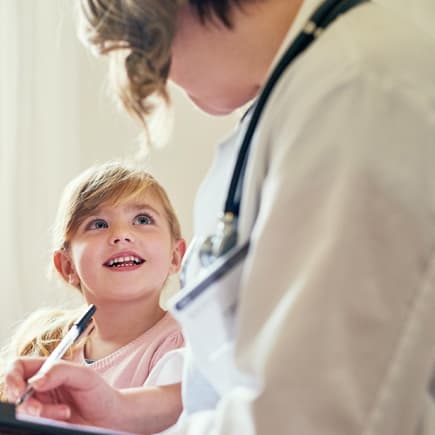 Wo euer Kind am besten krankenversichert ist, hängt von unterschiedlichen Faktoren ab. 