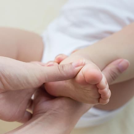 Eine (regelmäßige) sanfte Massage kann beim Sichelfuß schon helfen.