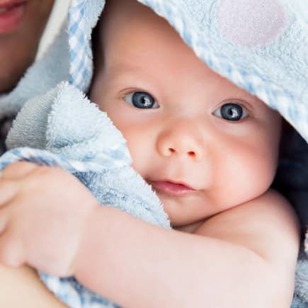 Baby mit Badehandtuch.