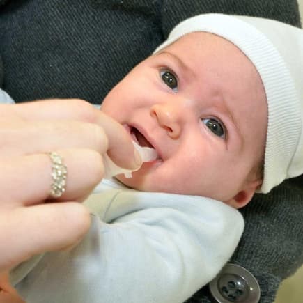 Eine Rotaviren-Impfung kann Babys vor schweren Durchfällen schützen.
