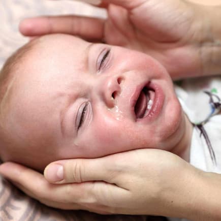 Bei Schnupfen fällt es vielen Babys schwer, in den Schlaf zu finden.
