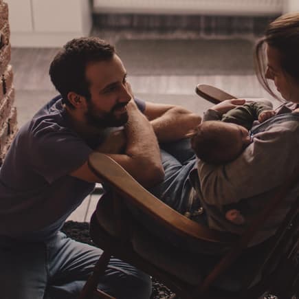 Ihr müsst nicht perfekt singen können – alleine der Klang von Mamas oder Papas Stimme gibt Babys Halt und Geborgenheit.