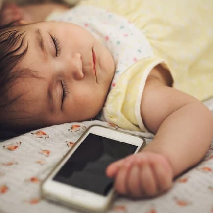 Weißes Rauschen beruhigt Babys und hilft ihnen dabei, in den Schlaf zu finden.