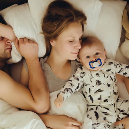 Schlafmangel durchs Baby kann ganz schön zehren. Ein Schlafcoaching kann hier helfen. 