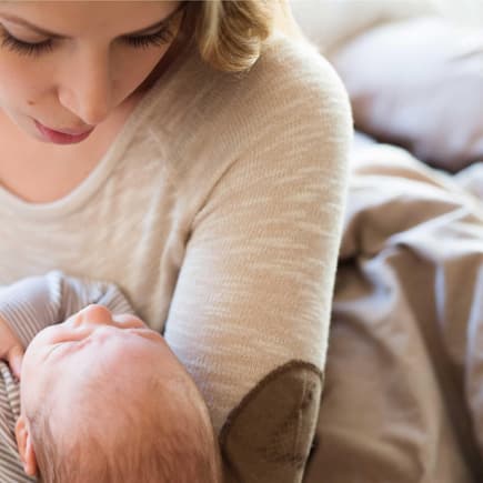 Dieses Problem kennen sicherlich viele Eltern: Das Baby will nur auf dem Arm einschlafen.