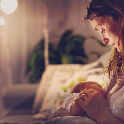 "Dreamfeeding": Das halbschlafende Baby zu stillen soll ein Geheimtipp für geruhsame Nächte sein.