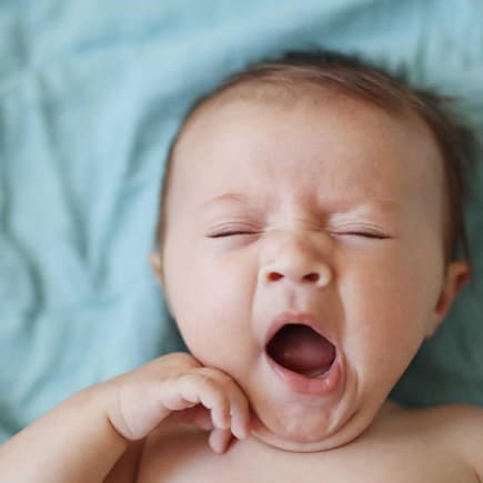 Ein Baby muss sich einen regelmäßigen Schlafrhythmus erst aneignen.