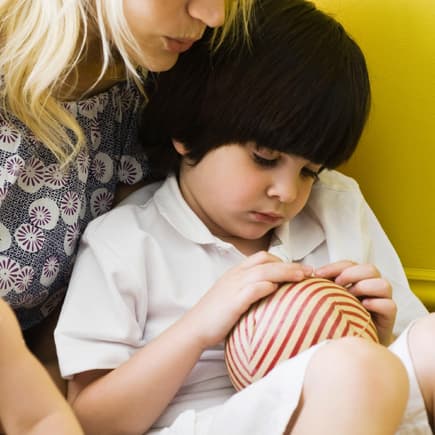 Mama mit zwei kleinen Kindern.