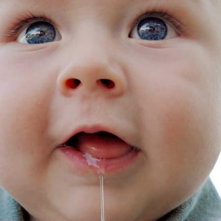 Fröhliches, sabberndes Baby.