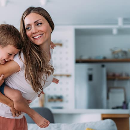 Einige Frauen entscheiden sich für eine längere Elternzeit, andere wollen schnell zurück in den Job. Beides ist völlig okay. 