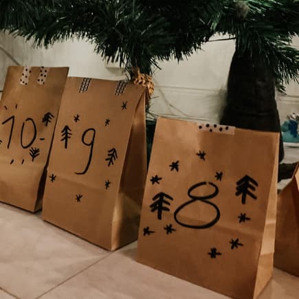 Die Adventskalendertütchen stehen in Reih und Glied – mal sehen, wie lange die Dreijährige es dabei belässt.