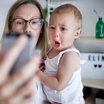WLAN-Strahlung kann schädlich für Babys sein. Denn: Sie verändert unsere Zellen. 