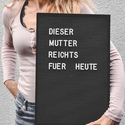 Frau mit Schild "Dieser Mutter reicht's für heute".