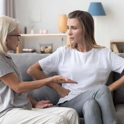Wenn sich die Großeltern in die Erziehung einmischen, gibt es oft Streit zwischen den Generationen.