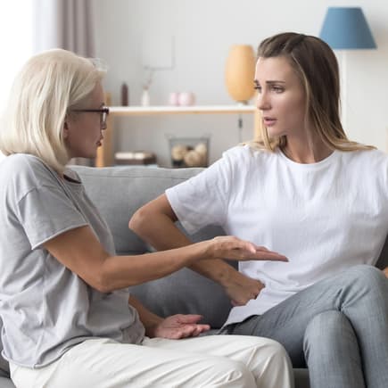 Drei Generationen auf dem Sofa.
