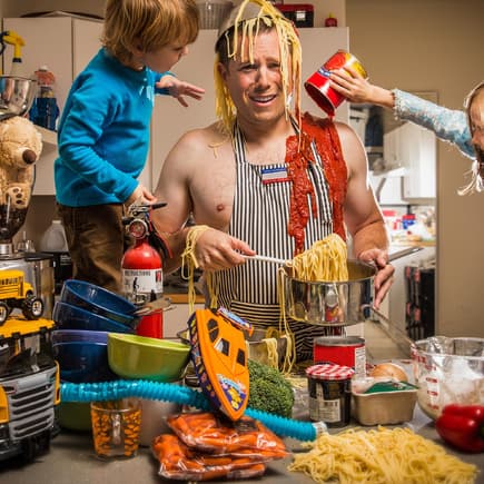 Klischee galore: Papa allein zu Hause mit zwei Kindern? Das kann nur im Chaos enden!