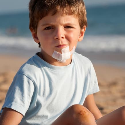 Auch am Strand können sich Kinder mal verletzen. Gut, wenn Eltern dann vorbereitet sind.