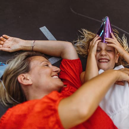 Ab aufs Trampolin: Mit Kind kann man endlich wieder die lustigen Dinge von früher machen!