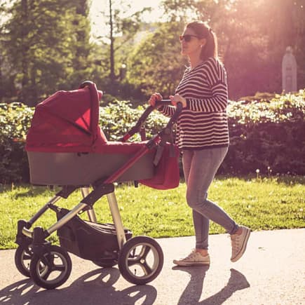 Draußen mit Baby spazieren gehen: Nicht jede Mama liebt es, tut es aber trotzdem.